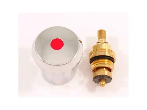 Oberteil mit roter Markierung und verchromter Oberfläche, geeignet für Heizsysteme der Marke Ideal Standard, neben einem goldfarbenen Ventil mit Dichtungen.